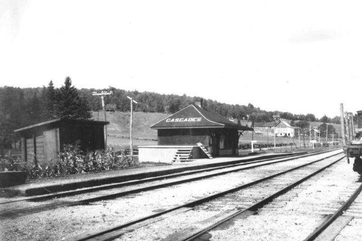 Randonnée SCT:  Cascades, l'histoire du village perdu