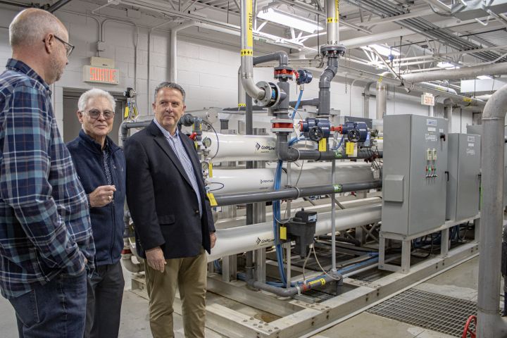 Une photo de Dominic Labrie, conseiller du district 2, Donald Déry, conseiller du district 6 et Brian Nolan, maire, en visite à l'usine d'eau potable.